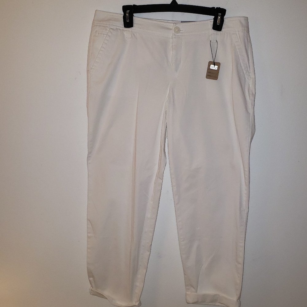 (NWT) Liz Claiborne Off-White Crop Pants.  Size 12.
